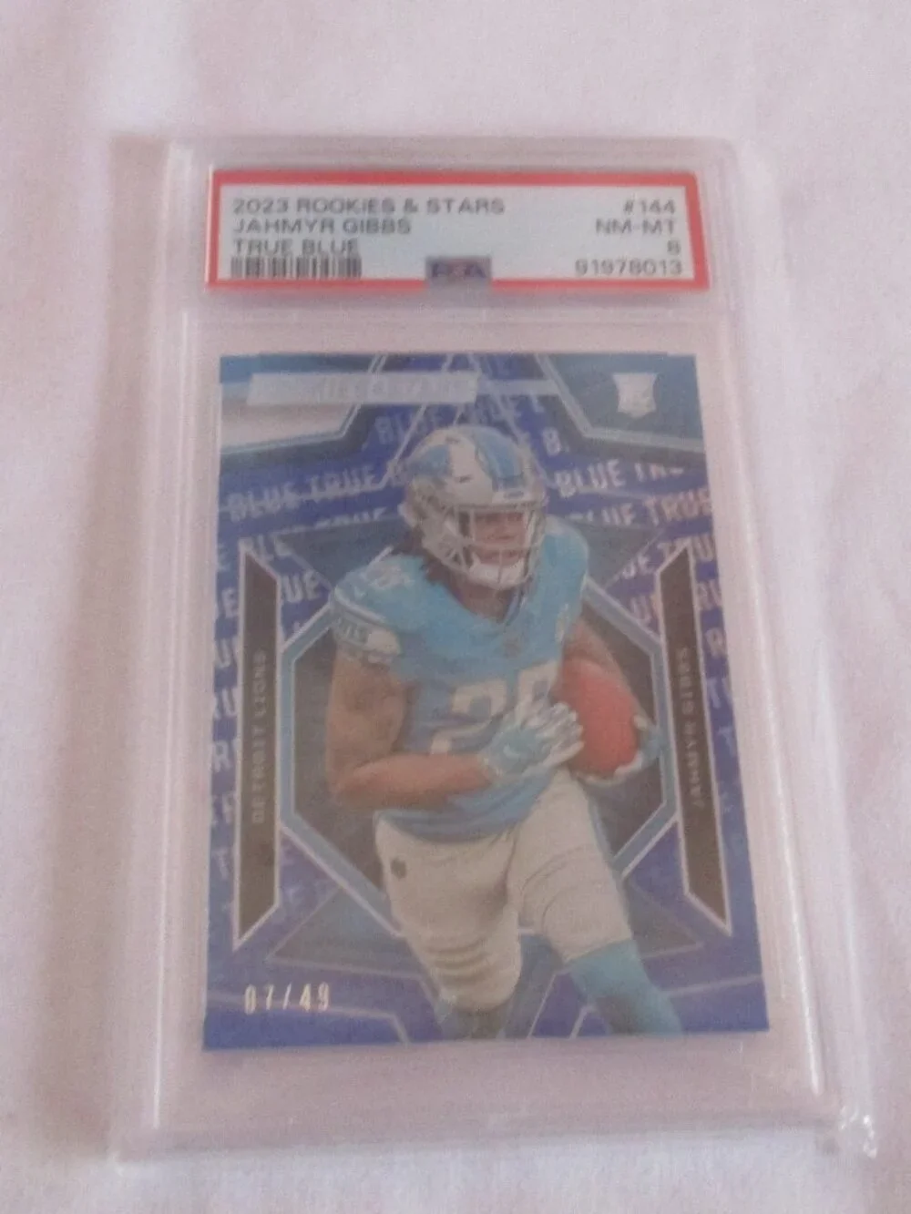 2023 ROOKIES & STARS JAHMYR GIBBS # 49 TRUE BLUE /49 PSA 8
